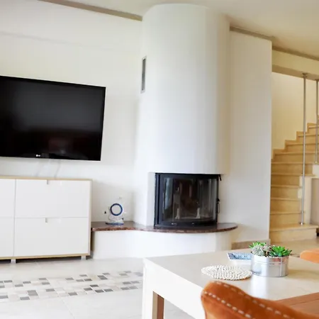 Вилла With Sea Views In A Gated Complex *